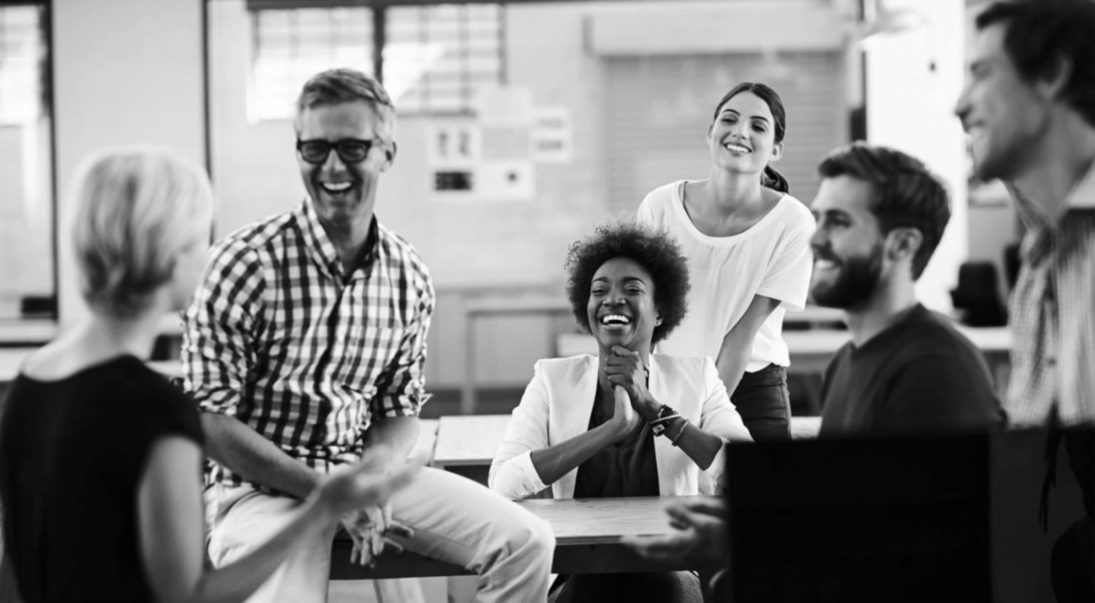 Ambiente de aprendizaje colaborativo en Caelunetra donde estudiantes participan activamente en sesiones de educación financiera