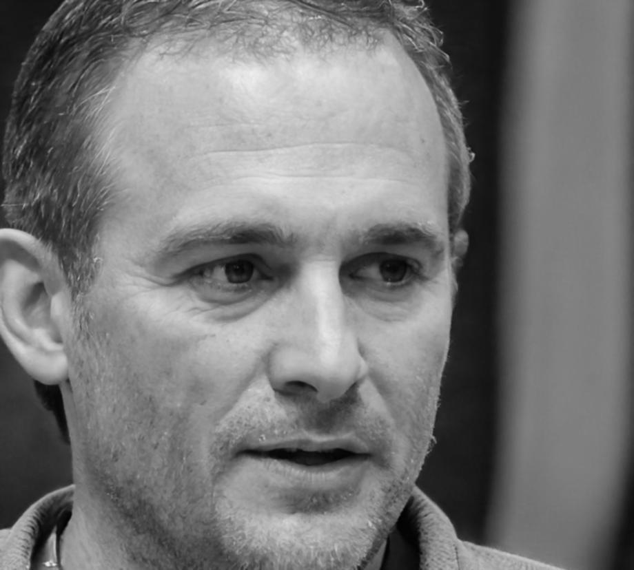 Instructor especializado en educación financiera durante sesión en vivo