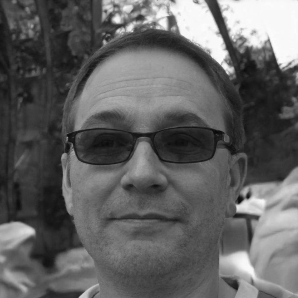 Instructor guiando sesión de educación financiera